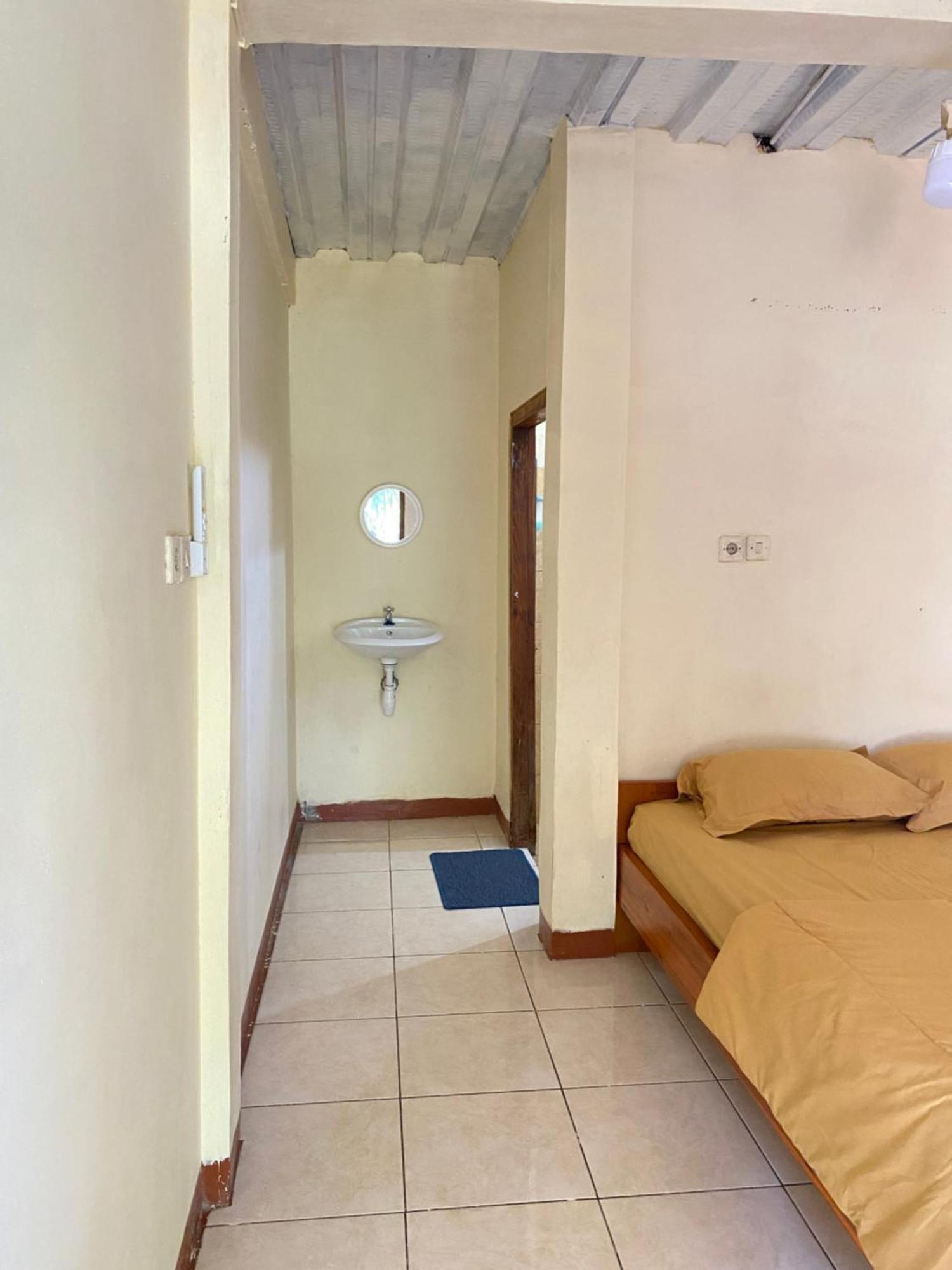 Pieter Homestay Labuan Bajo Exteriör bild